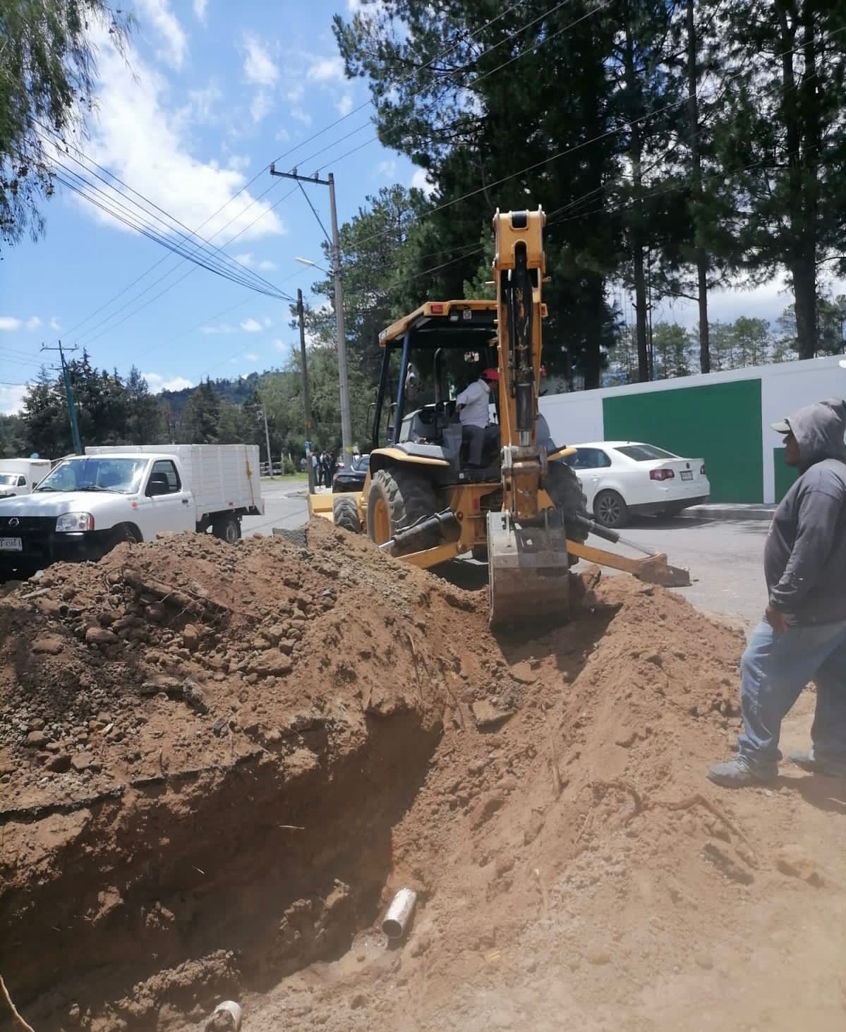 Retira gobierno de Tzompantepec taponamiento en red de agua potable